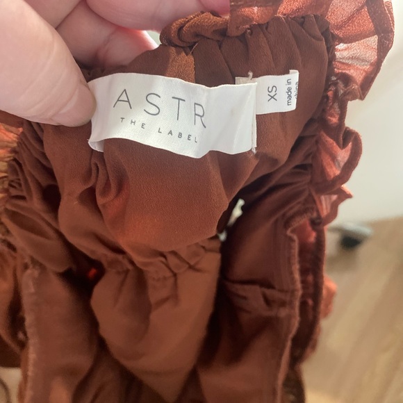 ASTR The Label Nutmeg ruched ruffle short sleeve top stretch chiffon lined brown - Picture 5 of 8